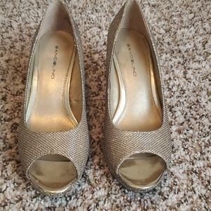 Metallic champagne gold Bandolino pumps size 6